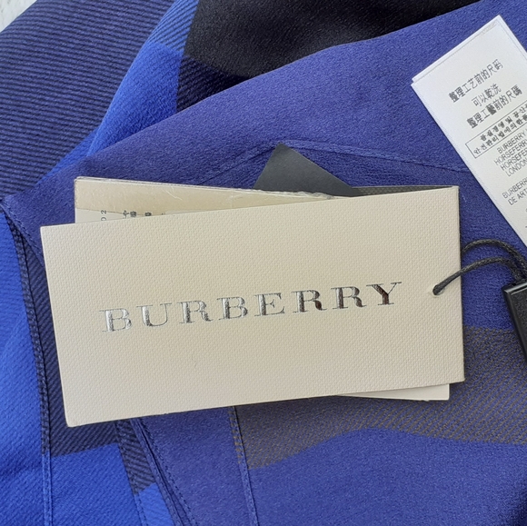 BURBERRY- BRAND NEW💯%Silk Iconic Check Scarf